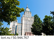 Сталинская высотка у Красных Ворот. Летний день. Солнечно. Москва. Редакционное фото, фотограф E. O. / Фотобанк Лори