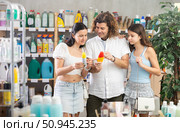 Family choosing repellent in supermarket. Стоковое фото, фотограф Яков Филимонов / Фотобанк Лори