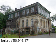 Черноисточинская территориальная администрация / контора бывшего Черноисточинского железоделательного завода. Свердловская область, Черноисточинск, улица Кирова, 2а. Редакционное фото, фотограф Алексей Иванов / Фотобанк Лори