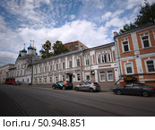 Церковь Жен-Мироносиц и исторические здания на улице в Нижнем Новгороде. Редакционное фото, фотограф Мария Сергеева / Фотобанк Лори