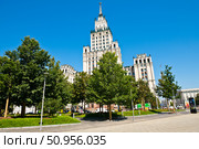 Сталинская высотка у Красных Ворот.  Солнечно. Летний день. Москва. Редакционное фото, фотограф E. O. / Фотобанк Лори