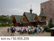 Крестный ход в престольный праздник в Серафимовском храме Балашихи, Редакционное фото, фотограф Дмитрий Неумоин / Фотобанк Лори