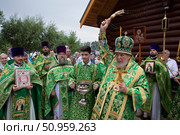 Епископ Балашихинский и Орехово-Зуевский Николай кропит святой водой  в престольный праздник в Серафимовском храме Балашихи, Редакционное фото, фотограф Дмитрий Неумоин / Фотобанк Лори