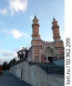 Sunni Mukhtarov Mosque in Vladikavkaz - elegant early 20th century Islamic architecture with minaret against Caucasus mountains. Стоковое фото, фотограф Светлана Леуто / Фотобанк Лори