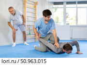 Guy practicing armlock in training bout during self-defence course. Стоковое фото, фотограф Яков Филимонов / Фотобанк Лори