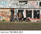 Стена Цоя и фанаты.  Ессентуки. Редакционное фото, фотограф Лариса Веселова / Фотобанк Лори