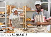 Disheartened African artisan baker scolded by partner in bakery. Стоковое фото, фотограф Яков Филимонов / Фотобанк Лори