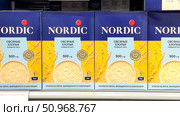 Four boxes of Nordic oatmeal are displayed on a shelf. Russia. Moscow. 02.08.25. Редакционное фото, фотограф Ярославский Максим / Фотобанк Лори