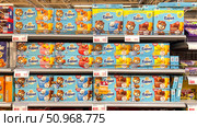 A row of boxes of different flavors of Bear's brand snacks. Russia. Moscow. 02.08.25. Редакционное фото, фотограф Ярославский Максим / Фотобанк Лори