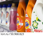 A row of Tide laundry detergent bottles are on a shelf. Russia. Moscow. 02.08.25. Редакционное фото, фотограф Ярославский Максим / Фотобанк Лори