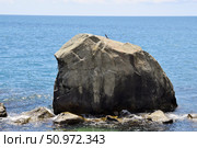 Большая скала омывается морскими волнами. Стоковое фото, фотограф Дмитрий Сакретарев / Фотобанк Лори
