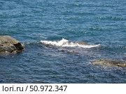 Морские волны набегают на скалистый берег. Стоковое фото, фотограф Дмитрий Сакретарев / Фотобанк Лори