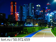 A city at night with a river running through it. Russia. Moscow. 03.08.2025. Редакционное фото, фотограф Ярославский Максим / Фотобанк Лори
