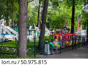 Паровозик Фарм, башня Граффити, аттракцион Лебеди в городском парке отдыха. Центральный парк развлечений им. М. Горького. Пермь. Россия. 08.07.2025. Объект культурного наследия регионального значения. Locomotive Farm, Graffiti Tower, Swans attraction in the city recreation park. Central amusement park named after Maxim Gorky. City of Perm. Russia. 07.08.2025. Cultural heritage site of regional significance. Редакционное фото, фотограф Бузмакова Светлана / Фотобанк Лори