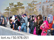 Spectators watching airshow Omsk, Russia - 19 March, 2016: Performance of Russian Knights at the air show. Редакционное фото, фотограф Александр Карпенко / Фотобанк Лори