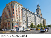 Садовая-Спасская улица. Лето. Солнечно. Москва. Редакционное фото, фотограф E. O. / Фотобанк Лори