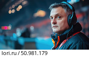 Спортивный комментатор во время прямой трансляции спортивного мероприятия стоит на фоне спортивного зала. Стоковое AI-изображение, AI-художник Катерина Бондарец / Фотобанк Лори