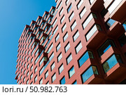 Проспект Академика Сахарова, дом 7. Фрагмент здания. Крупный план. Солнечно. Москва. Россия. Редакционное фото, фотограф E. O. / Фотобанк Лори