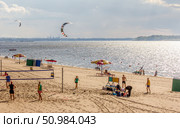 Russia, Samara. 30. 08 2014. The embankment and beaches of the Volga River in the city of Samara on a hot summer day. Редакционное фото, фотограф Акиньшин Владимир / Фотобанк Лори