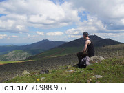 Одинокий турист на Уральских горах летом (2018 год). Стоковое фото, фотограф Станислав Ронинград / Фотобанк Лори