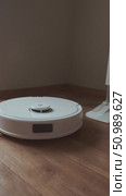 The future of home is here smart robot automatically mops the floor bringing convenience and cleanliness to daily life. Стоковое видео, видеограф Svetlana Golovco / Фотобанк Лори