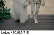 Bride and groom going up the stairs. Стоковое видео, видеограф Tatiana Malinsky / Фотобанк Лори