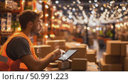 Worker checks inventory with tablet in a bustling warehouse during evening shift. Стоковое AI-видео, аниматор Сергей Толмачёв / Фотобанк Лори