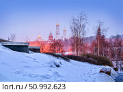 Вид на Московский Кремль из парка Зарядье зимним вечером, Москва (2021 год). Стоковое фото, фотограф Baturina Yuliya / Фотобанк Лори