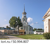 Торжок, Надвратный храм-колокольня Спаса Нерукотворного Образа в Новоторжском Борисоглебском мужском монастыре. Июль 2025 год. Стоковое фото, фотограф Юрий Кирсанов / Фотобанк Лори