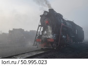 Советский паровоз "Л" серии в утреннем тумане на станционных путях. Сортавала. Редакционное фото, фотограф Виктор Карасев / Фотобанк Лори