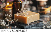 Natural handmade soap displayed with decorative flowers and candles in a serene setting. Стоковое AI-видео, аниматор Сергей Толмачёв / Фотобанк Лори