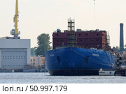 Россия. Санкт-Петербург. Строительство атомного ледокола "Чукотка". Судно у причала Балтийского завода. Редакционное фото, фотограф Александр Тарасенков / Фотобанк Лори