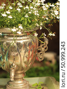 Rustic Charm: Upcycled Samovar Planter with White Flowers (2014 год). Редакционное фото, фотограф Максимова Марина / Фотобанк Лори