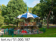 Карусель в Детском парке. Псков (2019 год). Редакционное фото, фотограф Александр Щепин / Фотобанк Лори