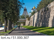 Псковский кремль. Набережная реки Великой. Псков (2019 год). Редакционное фото, фотограф Александр Щепин / Фотобанк Лори