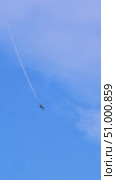 Jet descends vertically with contrail, showing dynamic stunt flying skill. Vertical. Стоковое видео, видеограф Strunov David / Фотобанк Лори