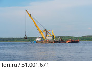 Плавкран №71 КПЛ-16-30 опускает ковш в воду на реке Кама. Редакционное фото, фотограф Ирина Старкова / Фотобанк Лори