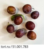 Фрукты. Восемь слив на белом фоне. Eight plums on a white background. Стоковое фото, фотограф Александр Рыбалка / Фотобанк Лори
