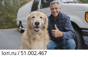 Happy dog and owner giving thumbs up next to van. Стоковое AI-видео, аниматор Юрий Поздников / Фотобанк Лори