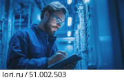 It technician inspecting server room equipment and taking notes. Стоковое AI-видео, аниматор Юрий Поздников / Фотобанк Лори