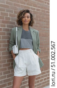 Fashion model posing with brick wall background. Стоковое AI-видео, аниматор Юрий Поздников / Фотобанк Лори