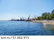 Вид на городскую набережную Феодосии с моря. Редакционное фото, фотограф Татьяна Т / Фотобанк Лори