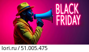 Brightly dressed man declares 'Black Friday' deals with enthusiastic megaphone shout. Стоковое AI-изображение, AI-художник Сергей Бирюков / Фотобанк Лори
