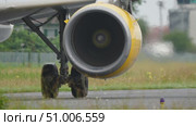 Aircraft engine close-up with yellow casing and wheel on runway showcasing aviation technology. Стоковое видео, видеограф Данил Руденко / Фотобанк Лори