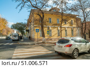 Старинный дом на главной улице старого города Астрахань (2019 год). Редакционное фото, фотограф Павел Просянов / Фотобанк Лори