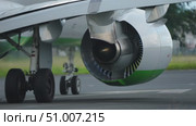 Aircraft engine close-up showcasing turbine and landing gear on runway with green accents. Стоковое видео, видеограф Данил Руденко / Фотобанк Лори