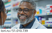 A friendly pharmacist engages with a customer, offering tailored health recommendations in a welcoming pharmacy environment. Стоковое AI-видео, аниматор Данила Большаков / Фотобанк Лори