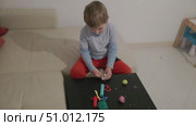 Young child playing with modeling clay at home. Стоковое видео, видеограф Константин Шишкин / Фотобанк Лори