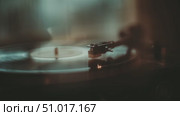 Vintage record player captures the essence of music in a cozy setting during evening hours. Стоковое AI-видео, аниматор Сергей Толмачёв / Фотобанк Лори
