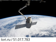 SpaceX Dragon in the grasp of Canadarm2. Стоковое фото, фотограф Stocktrek Images, Inc. / ТАСС / Фотобанк Лори